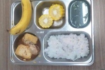 Nhà trường lên tiếng về hình ảnh bữa cơm trưa cho trẻ như "suất ăn kiêng"