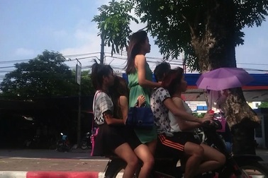 Hà Nội: “Mô-tô bay” chở chân dài mát mẻ tái xuất