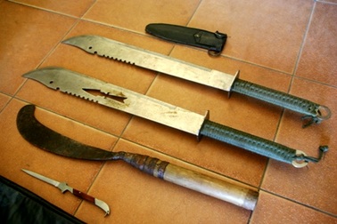 12 tên côn đồ chém đứt lìa bàn tay đối thủ