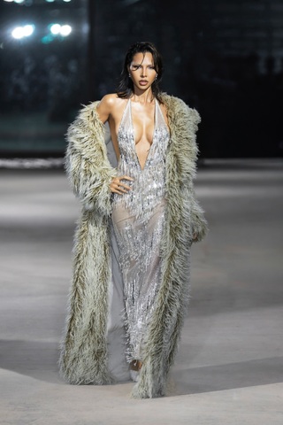 Minh Triệu vấp tà váy, xử lý sự cố chuyên nghiệp trên sàn diễn thời trang - 4