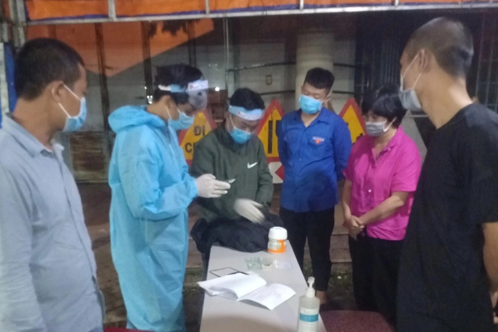 Tài xế nhận lại hơn 240 triệu đồng bỏ quên ở chốt kiểm dịch - 1 Tài xế nhận lại hơn 240 triệu đồng bỏ quên ở chốt kiểm dịch - 1