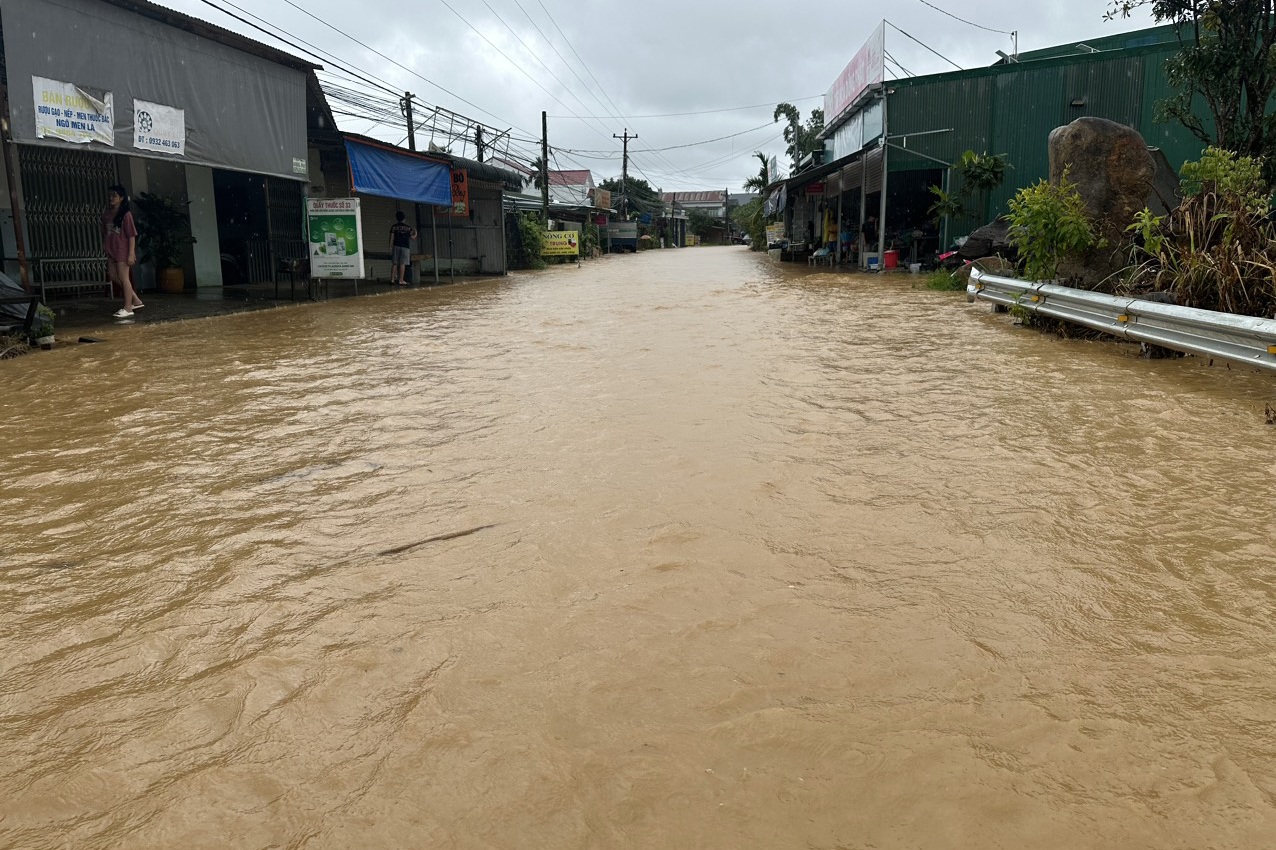 Nước cuồn cuộn đổ về TP Bảo Lộc, có nơi ngập lút xe máy - 5