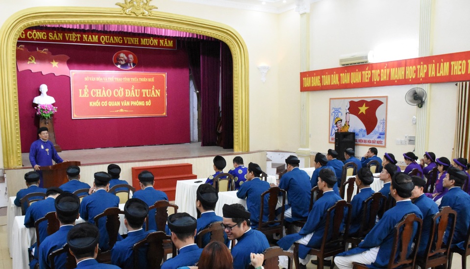 Thích thú hình ảnh cán bộ Sở vận áo dài khăn đóng xưa đi làm ngày đầu tuần - 9 Thích thú hình ảnh cán bộ Sở vận áo dài khăn đóng xưa đi làm ngày đầu tuần - 9