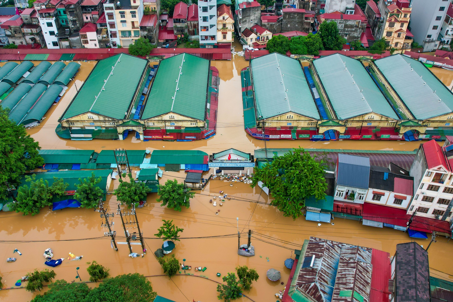 Dỡ mái ngói, ứng cứu người dân vùng ngập sâu ở Lạng Sơn - 4 Dỡ mái ngói, ứng cứu người dân vùng ngập sâu ở Lạng Sơn - 4