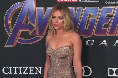 Scarlett Johansson xuất hiện cùng hôn phu Colin Jost tại sự kiện