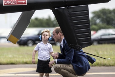Hoàng tử bé nước Anh ngồi buồng lái máy bay "Mũi tên Đỏ"