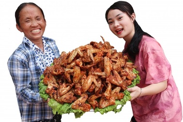 Bà Tân “vê lốc” lần đầu lên truyền hình sau khi lập kỉ lục Guiness Việt Nam