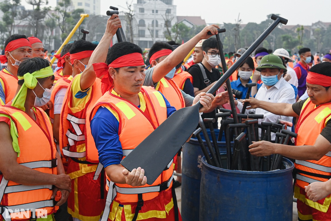 Hàng nghìn người vây kín hồ cổ vũ giải đua bơi chải vùng đất Tổ - 2 Hàng nghìn người vây kín hồ cổ vũ giải đua bơi chải vùng đất Tổ - 2