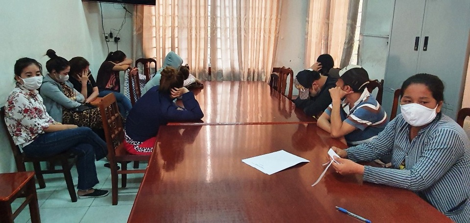Buôn bán ế ẩm, tiểu thương rủ nhau đánh bài hàng trăm triệu đồng - 1 Buôn bán ế ẩm, tiểu thương rủ nhau đánh bài hàng trăm triệu đồng - 1