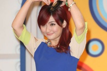 Nữ ca sĩ bị bỏng Selina ngày càng xinh xắn!