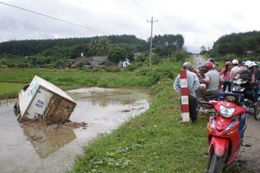 Xe tải cắm đầu xuống ruộng
