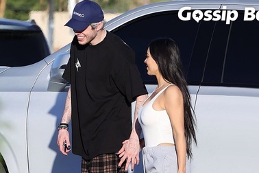 Kim Kardashian nắm tay Pete Davidson ra phố