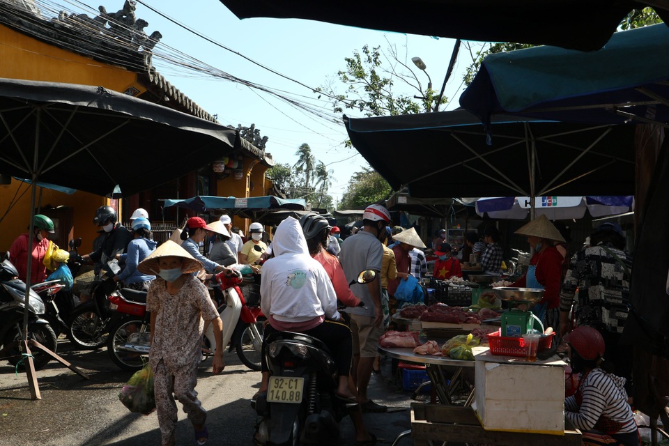 Người dân Hội An khốn đốn với bão số 9 vừa đi thì lũ lớn lại về - 8 Người dân Hội An khốn đốn với bão số 9 vừa đi thì lũ lớn lại về - 8