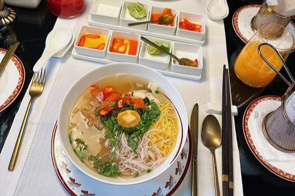 Foodtour Hoa hậu Kỳ Duyên thưởng thức trong một ngày ở Hà Nội - 1 Foodtour Hoa hậu Kỳ Duyên thưởng thức trong một ngày ở Hà Nội - 1