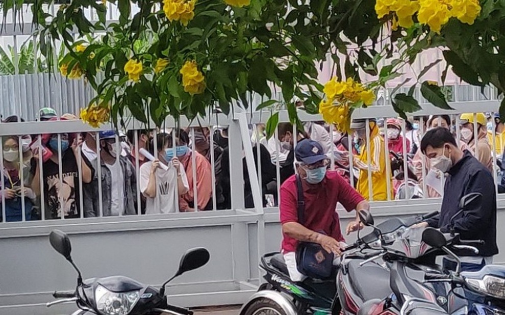 Vì sao tắc điểm tiêm vaccine ở TPHCM, khiến trung tâm y tế đóng cổng? - 2 Vì sao tắc điểm tiêm vaccine ở TPHCM, khiến trung tâm y tế đóng cổng? - 2