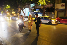 Lắp đèn xe máy sáng quá có bị xử phạt không?