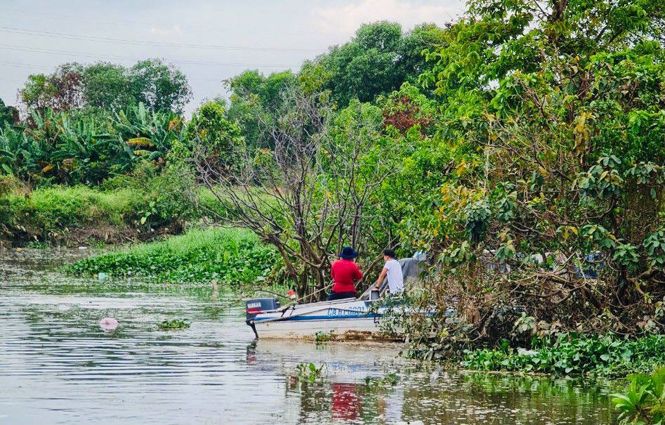 Rủ nhau đi bắt ốc làm mồi nhậu, một người mất tích dưới sông - 2 Rủ nhau đi bắt ốc làm mồi nhậu, một người mất tích dưới sông - 2