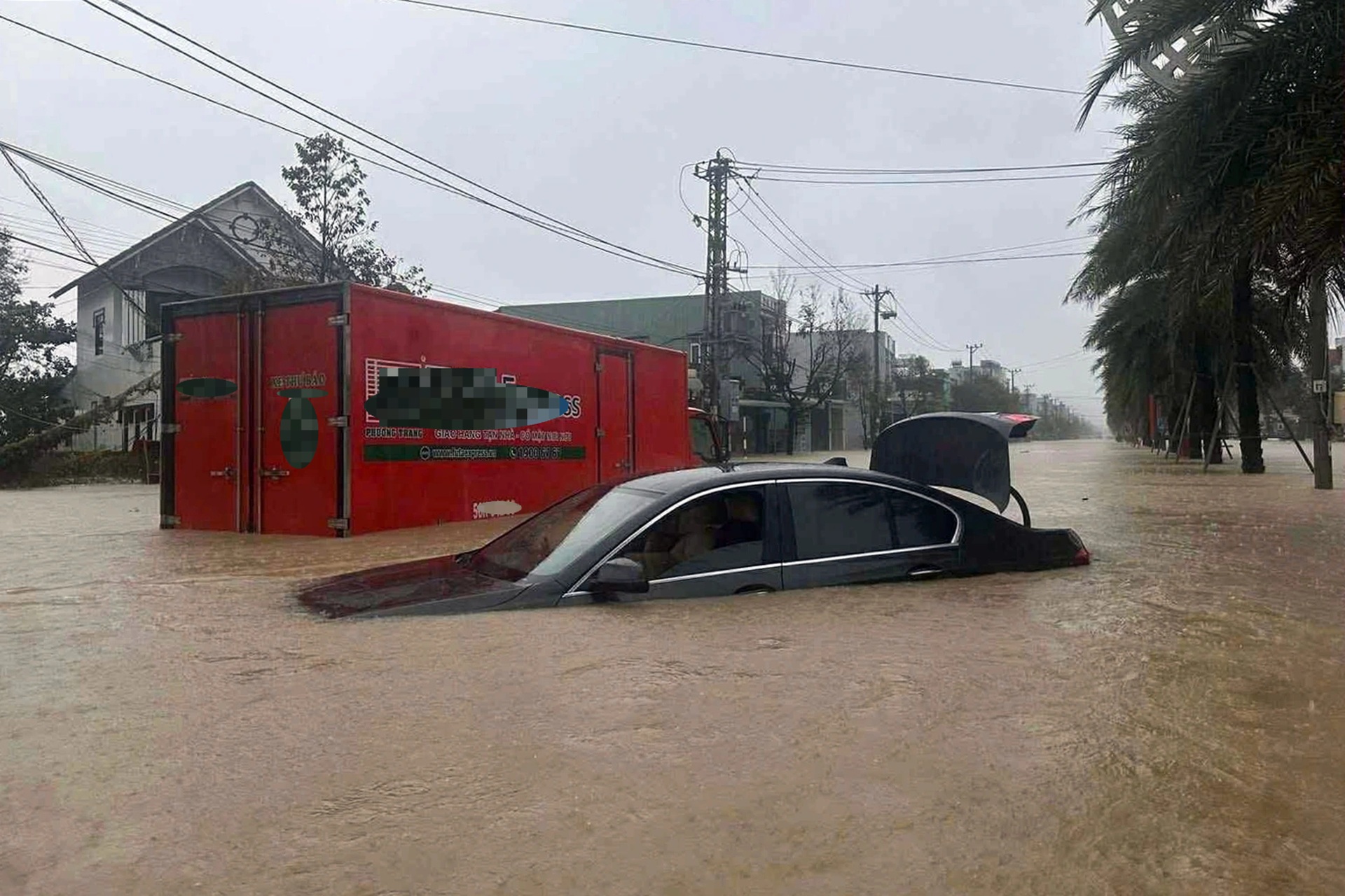Hàng trăm ô tô ở Nha Trang, Quy Nhơn chìm nghỉm trong nước lụt - 7