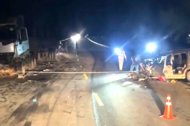 Ô tô con va chạm xe đầu kéo, 7 người bị thương nặng