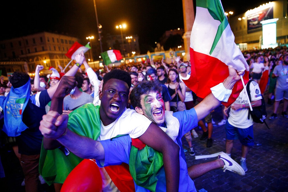 Niềm vui sướng tột độ của đội tuyển Italia sau khi đánh bại Bỉ - 24 Niềm vui sướng tột độ của đội tuyển Italia sau khi đánh bại Bỉ - 24