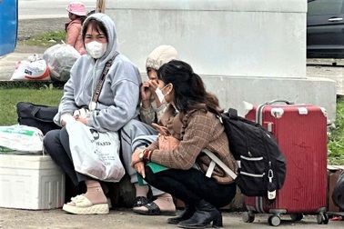 Co ro trong giá lạnh chờ xe khách, chấp nhận giá vé tăng chóng mặt sau Tết