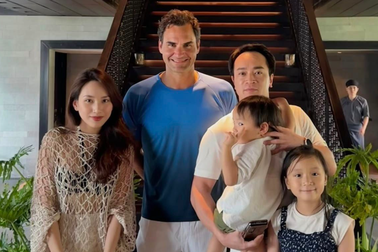 Khách Việt tặng tranh sơn mài, kể cuộc gặp gỡ huyền thoại Roger Federer