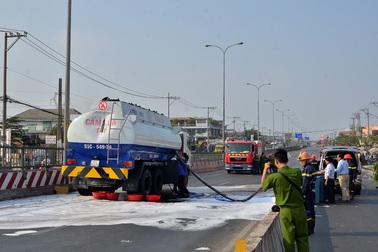 Xe cẩu đâm rách bồn xăng, quốc lộ 1A được phong tỏa