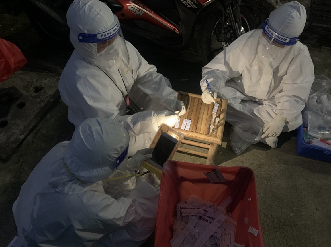 Nghị lực của nữ sinh một tay và lòng nhân ái trong mùa dịch Covid-19 - 2 Nghị lực của nữ sinh một tay và lòng nhân ái trong mùa dịch Covid-19 - 2