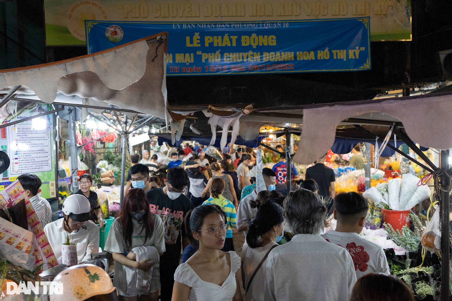 Ngộp thở ở chợ hoa lớn nhất TPHCM ngày giáp Tết - 1 Ngộp thở ở chợ hoa lớn nhất TPHCM ngày giáp Tết - 1