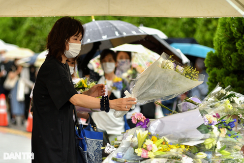 Người Nhật đội mưa, xếp hàng dài đặt hoa tưởng niệm cựu Thủ tướng Abe