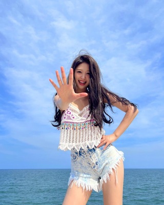 Sắc vóc nóng bỏng của hoa hậu Hàn Quốc đăng quang từ năm 17 tuổi - 9