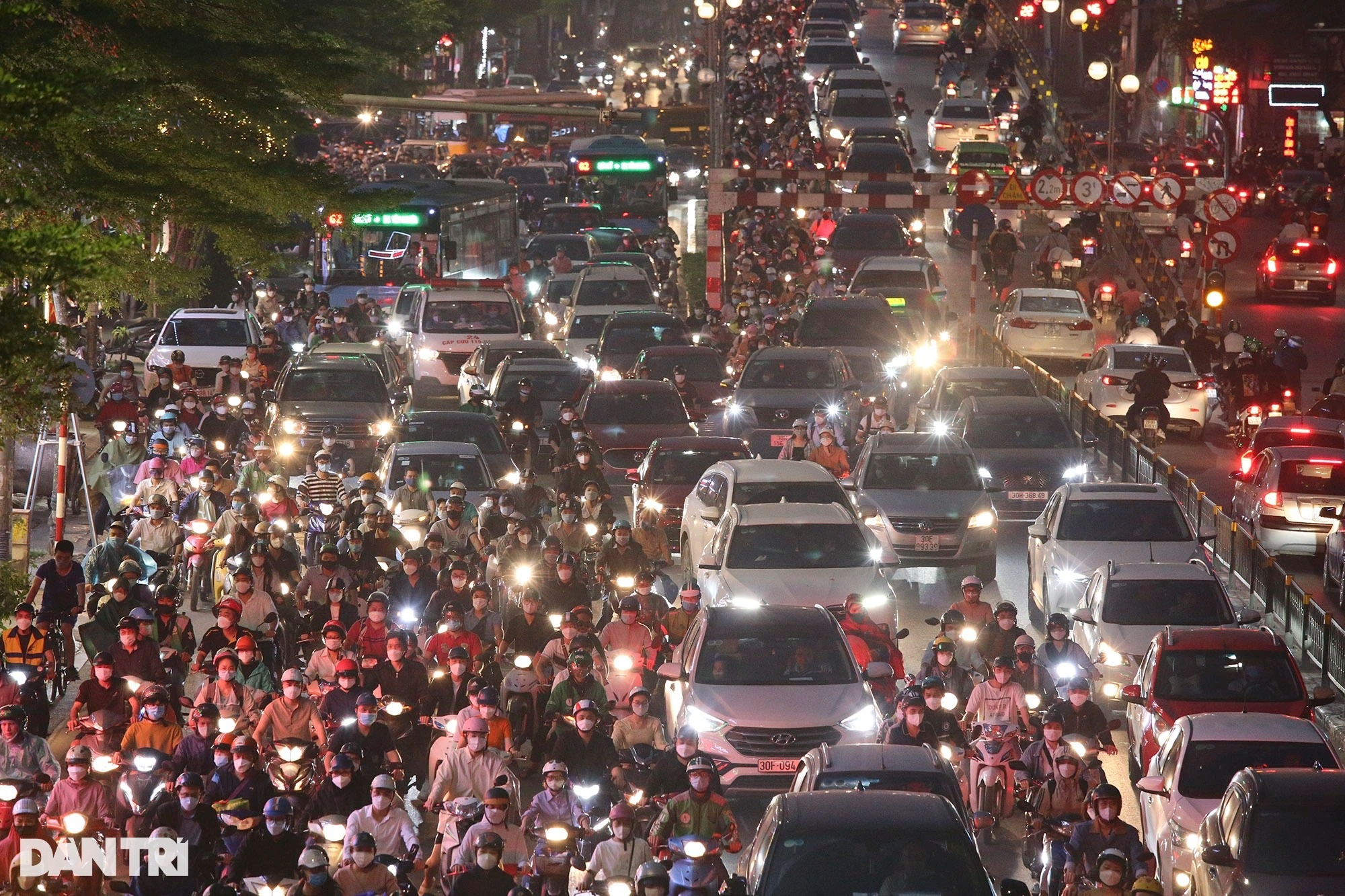 Đường phố ùn tắc giờ cao điểm, bình thường cũ ở Hà Nội đã quay trở lại? - 8 Đường phố ùn tắc giờ cao điểm, bình thường cũ ở Hà Nội đã quay trở lại? - 8