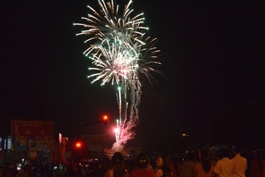 Bắn pháo hoa trên quê hương Hải đội Hoàng Sa