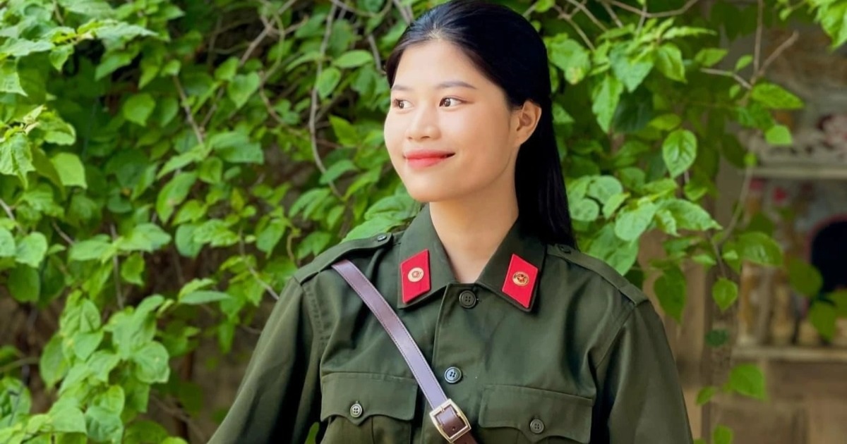 Quyết định viết đơn xin nhập ngũ của nữ tân binh Trần Thị Phương Thảo (áo đỏ) được gia đình ủng hộ (Ảnh: Nhật Anh).