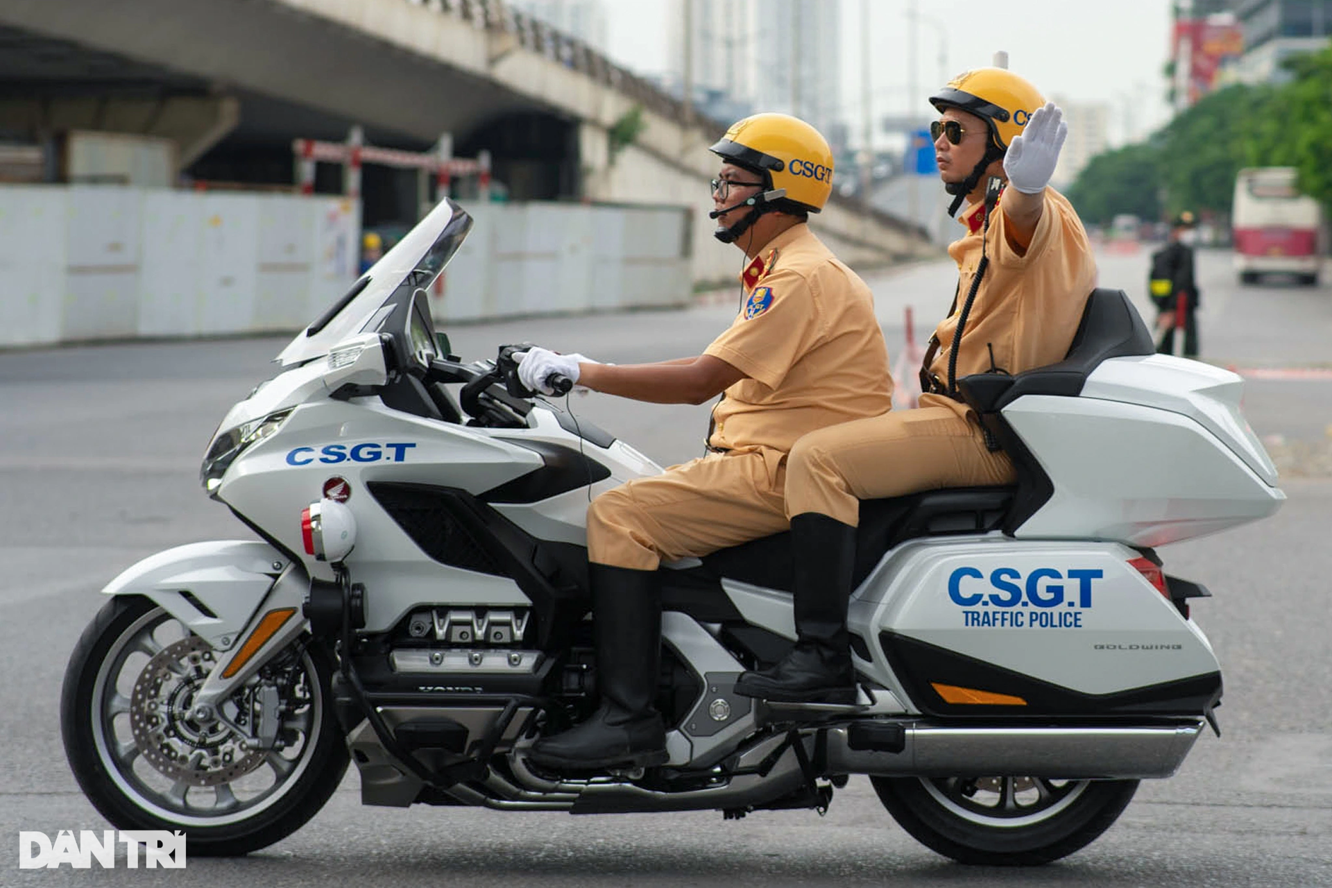 Dàn xe đặc chủng hộ tống Tổng thống Hàn Quốc trên đường phố Hà Nội - 8