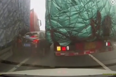 Pha thoát hiểm khó tin trong tai nạn