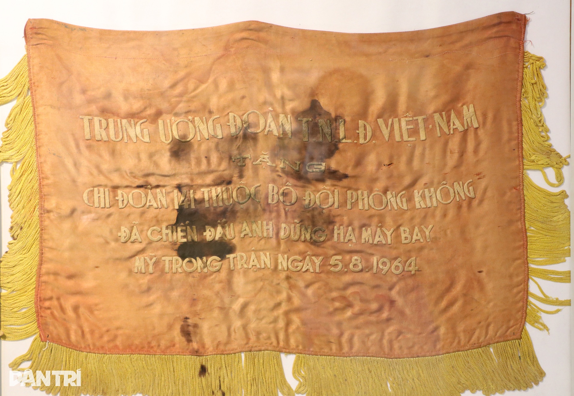 Lá cờ nhuộm bằng máu, được bảo vệ hơn cả tính mạng - 11 Lá cờ nhuộm bằng máu, được bảo vệ hơn cả tính mạng - 11