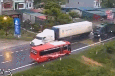 Khoảnh khắc xe ben vượt ẩu suýt gây tai nạn kinh hoàng cho xe khách