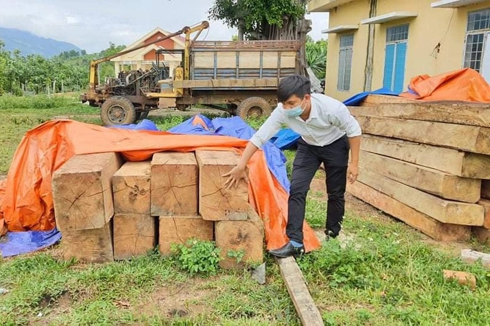 Giao khoán diện tích rừng bị lâm tặc phá cho cộng đồng làng Đê Kôn quản lý - 1 Giao khoán diện tích rừng bị lâm tặc phá cho cộng đồng làng Đê Kôn quản lý - 1