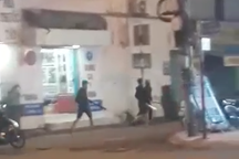 Hàng chục thanh niên cầm mã tấu la hét trên đường