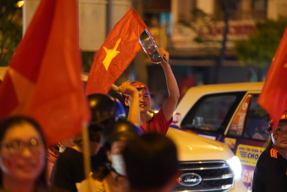 Hàng vạn người hâm mộ xuống đường mừng U22 Việt Nam vô địch SEA Games - 8 Hàng vạn người hâm mộ xuống đường mừng U22 Việt Nam vô địch SEA Games - 8