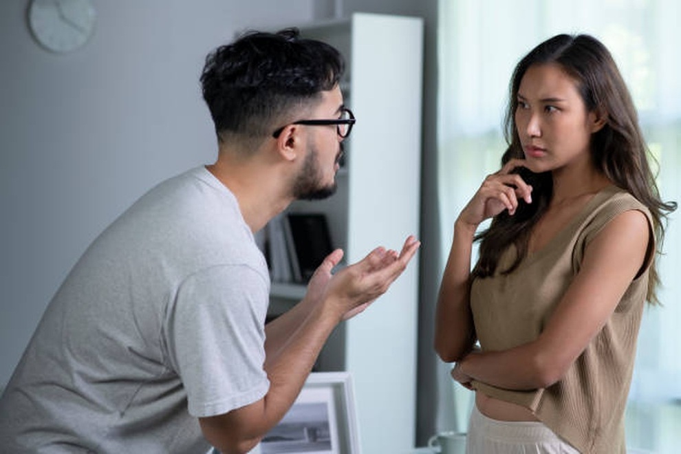Tiền bạc và con cái đủ đầy, chồng tôi vẫn định thân mật với cô gái khác - 1 Tiền bạc và con cái đủ đầy, chồng tôi vẫn định thân mật với cô gái khác - 1