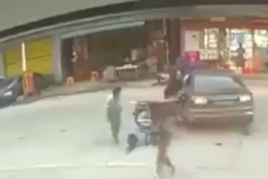 Xe máy kẹp 4 phóng nhanh, lao thẳng vào ô tô đang quay đầu