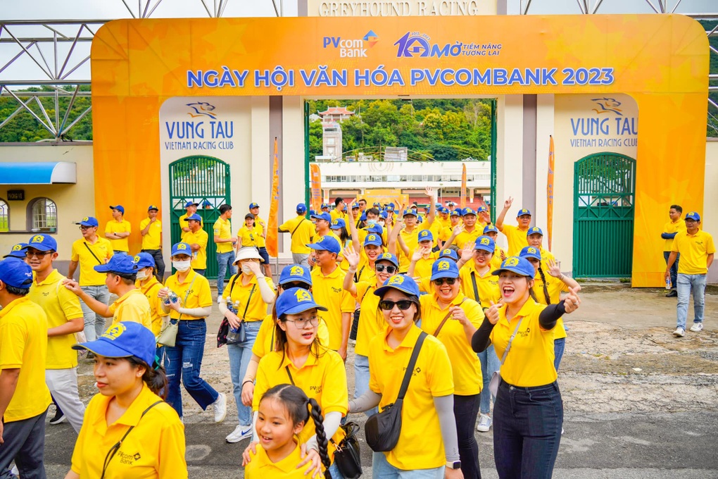 Con người là yếu tố nền tảng cho sự phát triển của PVcomBank - 4 Con người là yếu tố nền tảng cho sự phát triển của PVcomBank - 4