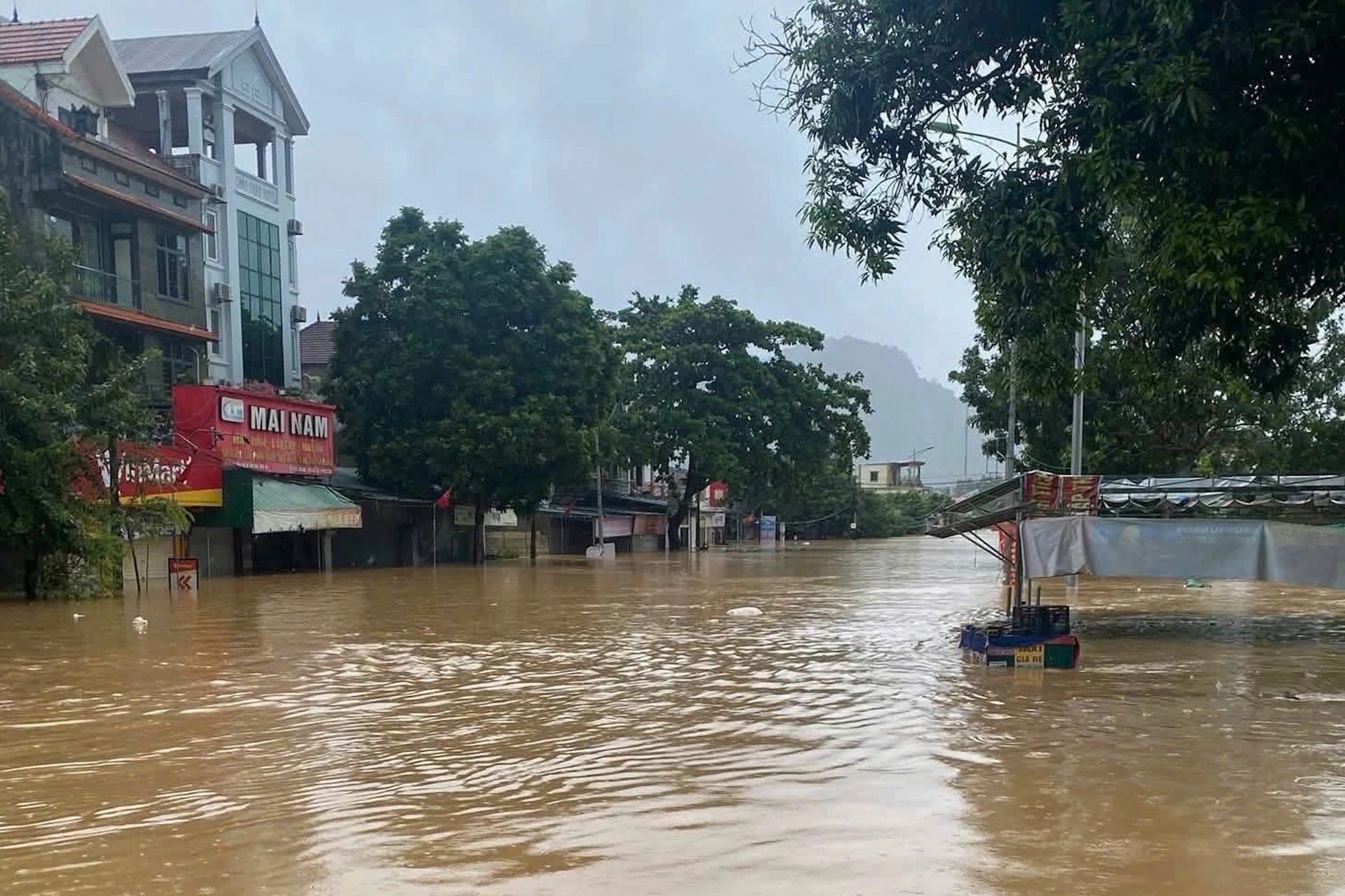 Nước ngập ngang mái nhà trong trận lũ chưa từng có ở xã miền núi Nghệ An - 6 Nước ngập ngang mái nhà trong trận lũ chưa từng có ở xã miền núi Nghệ An - 6