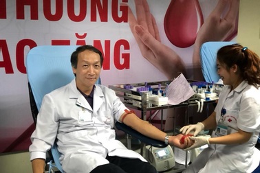 Hàng nghìn cán bộ khai xuân hiến máu vì người bệnh
