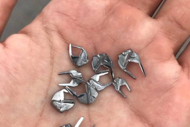 Thợ vá xe kiếm tiền “mệt nghỉ” vì đinh "bỗng dưng" rải đầy đường!