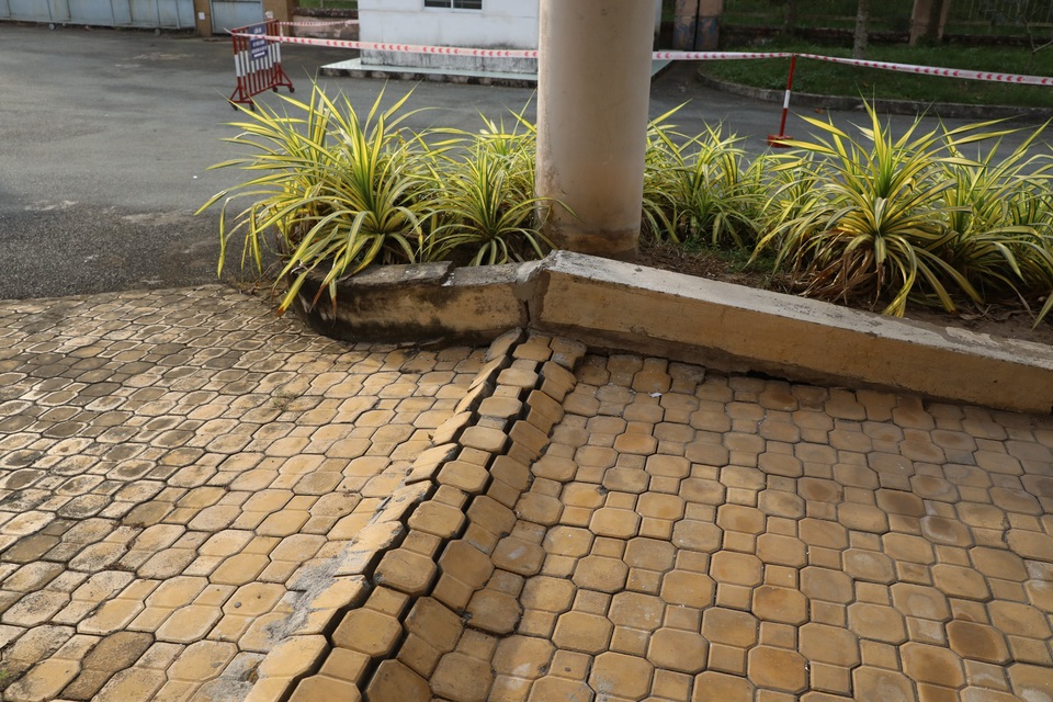 Bệnh viện sụt lún như vừa trải qua động đất - 4