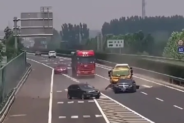 Tai nạn liên hoàn vì ô tô đi lùi trên đường cao tốc