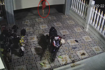 Đu mình trên cửa cuốn, bé gái gặp tai nạn nguy kịch